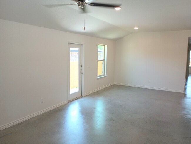 Foto del edificio - 125 Wind Ridge Dr