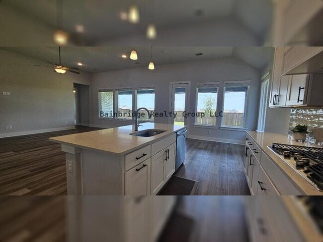 Photo - 3/2/2 w/office - Space & Functionality in ... House