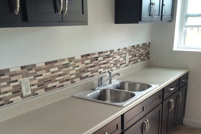 galley-style kitchen - 90 Riverside Dr