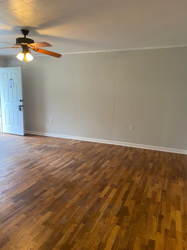Building Photo - 152 Riverview St