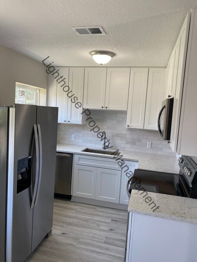 Foto del edificio - Beautiful 3 Bedroom Home With Fenced Backyard