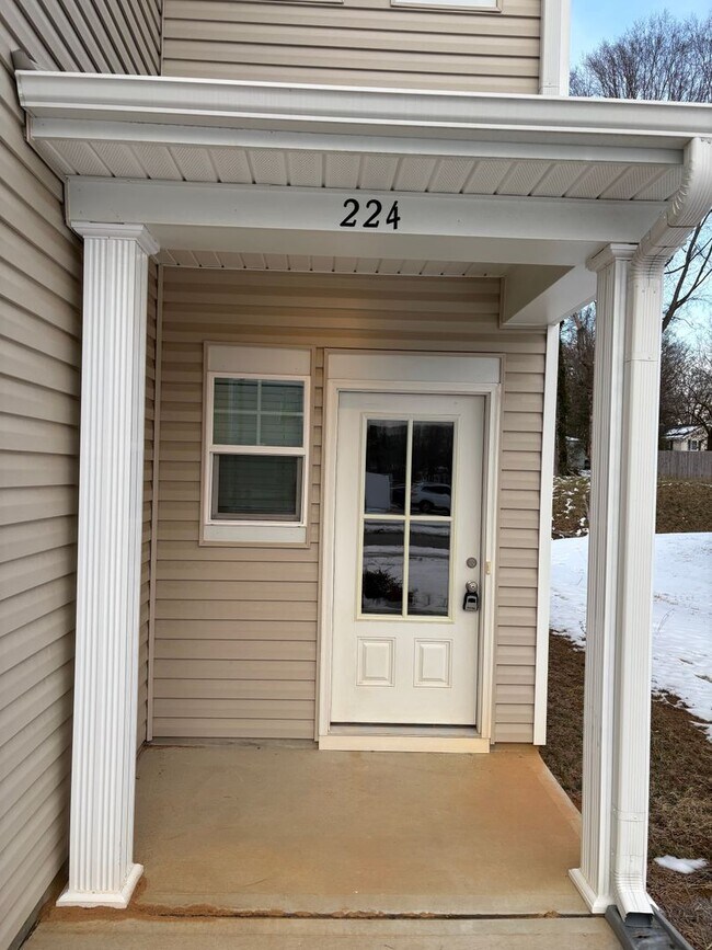 Foto del edificio - Stunning 3BR 2.5BA Home in Mooresville • 2 Car Garage