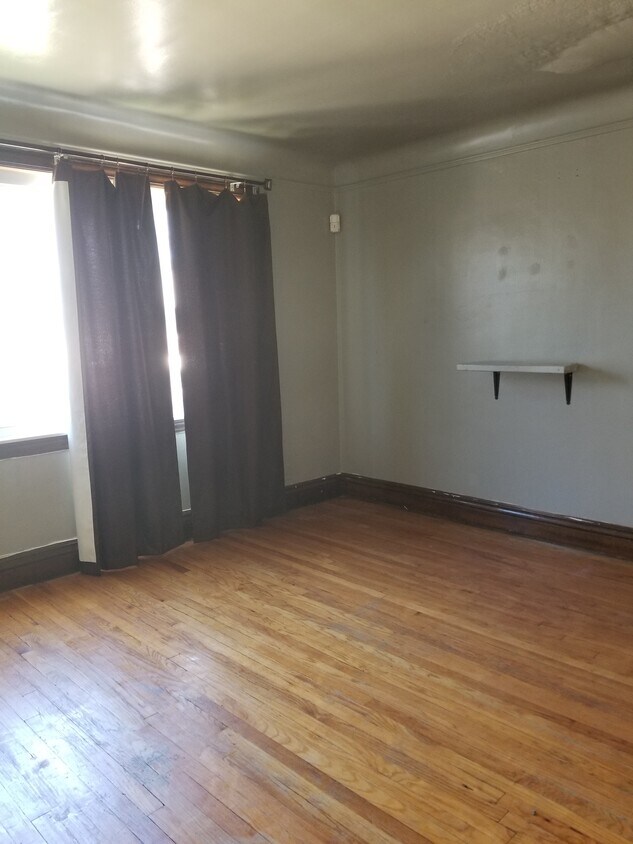 Living room - 14027 Montrose St