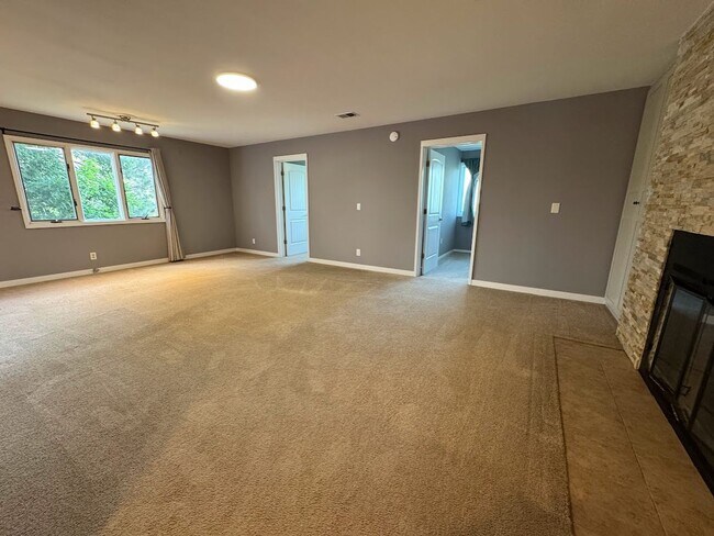 Foto del edificio - Bright & Beautiful 4-bed, 2-bath Home in S...