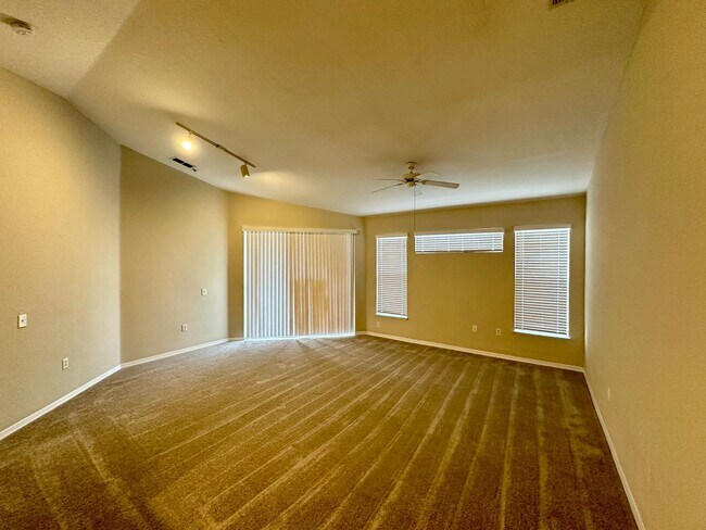Building Photo - Spacious 2BR/2BA Visconti Condo Located on...
