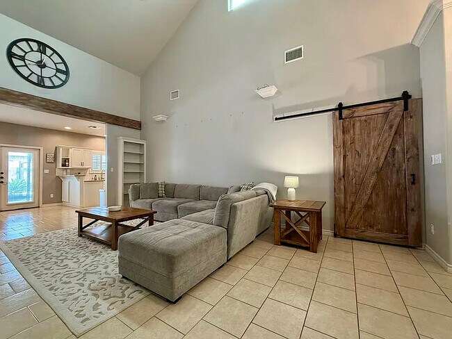 Foto del edificio - 15637 Palmira Ave