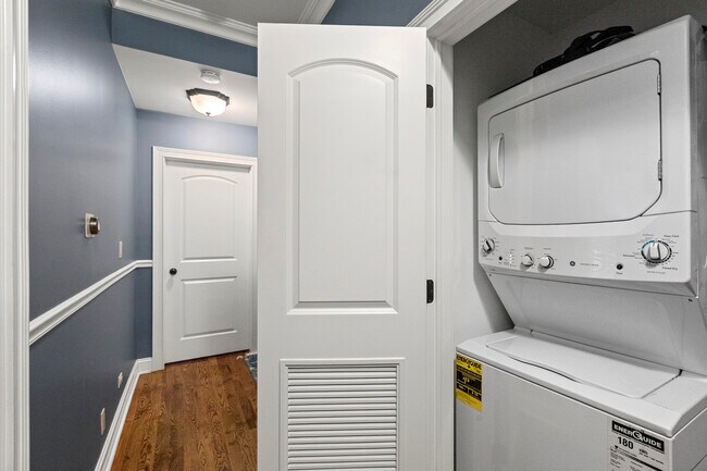 Building Photo - 5219 Winthrop-2N