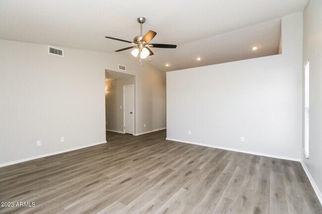 Foto del edificio - 10031 S 49th St