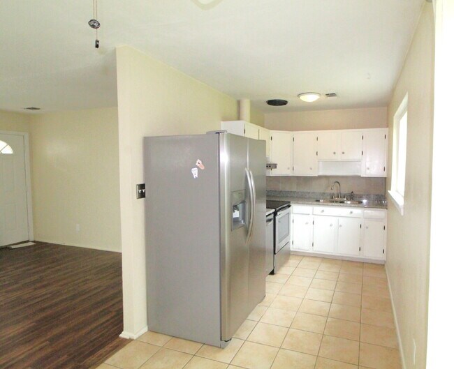 Building Photo - Spacious 3-Bedroom Home Off Fairfield – Pe...