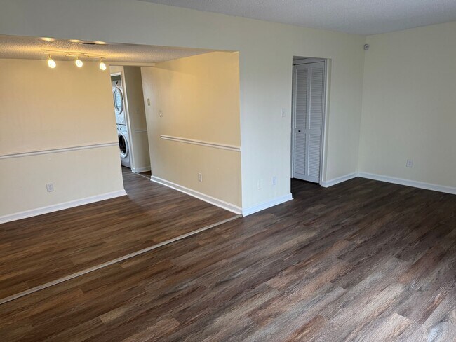 Foto del edificio - LEVEL GREEN Three Bedroom Fully Renovated ...