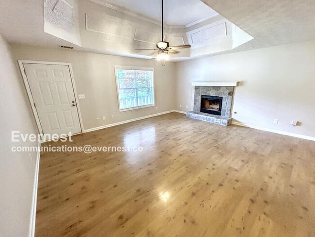 Building Photo - 1424 Snow Hill Dr