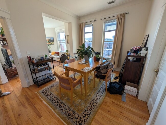 Building Photo - Spacious and renovated 3 BR in Wicker Park with great vintage touches!