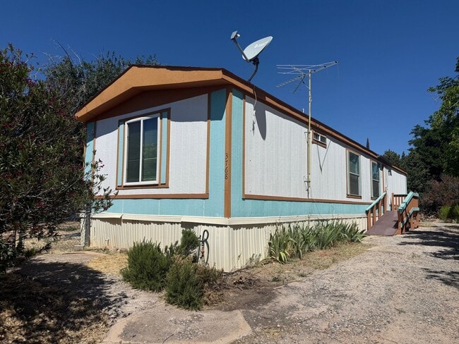 Building Photo - 2 Bedroom 2 Bath Contact Property Pros 928-634-7710