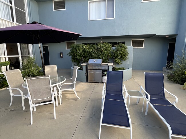 Building Photo - 540 San Vicente Blvd