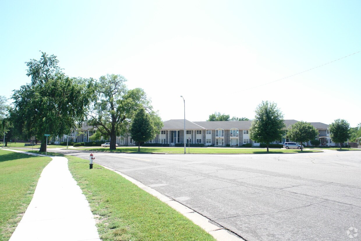 Building Photo - 707 N Stackman Dr