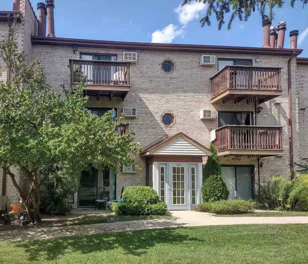 511 Spruce Dr Unit 1B, Palatine, IL 60074 Condo for Rent in Palatine