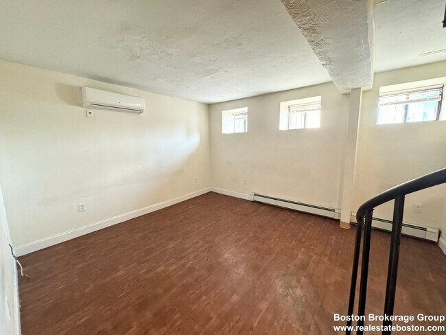 Building Photo - 13 Ruggles St