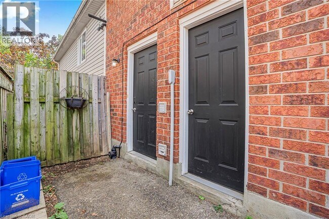 Building Photo - 3 Wisteria Ct