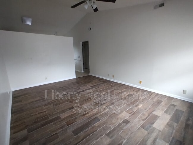 Building Photo - 910 Brett Dr