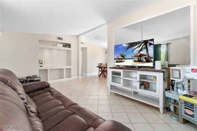 Foto del edificio - 3321 Golden Gate Blvd E