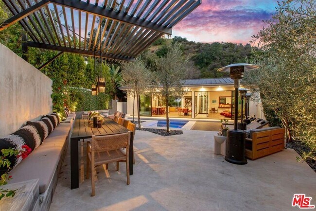 Foto del edificio - 8145 Willow Glen Rd