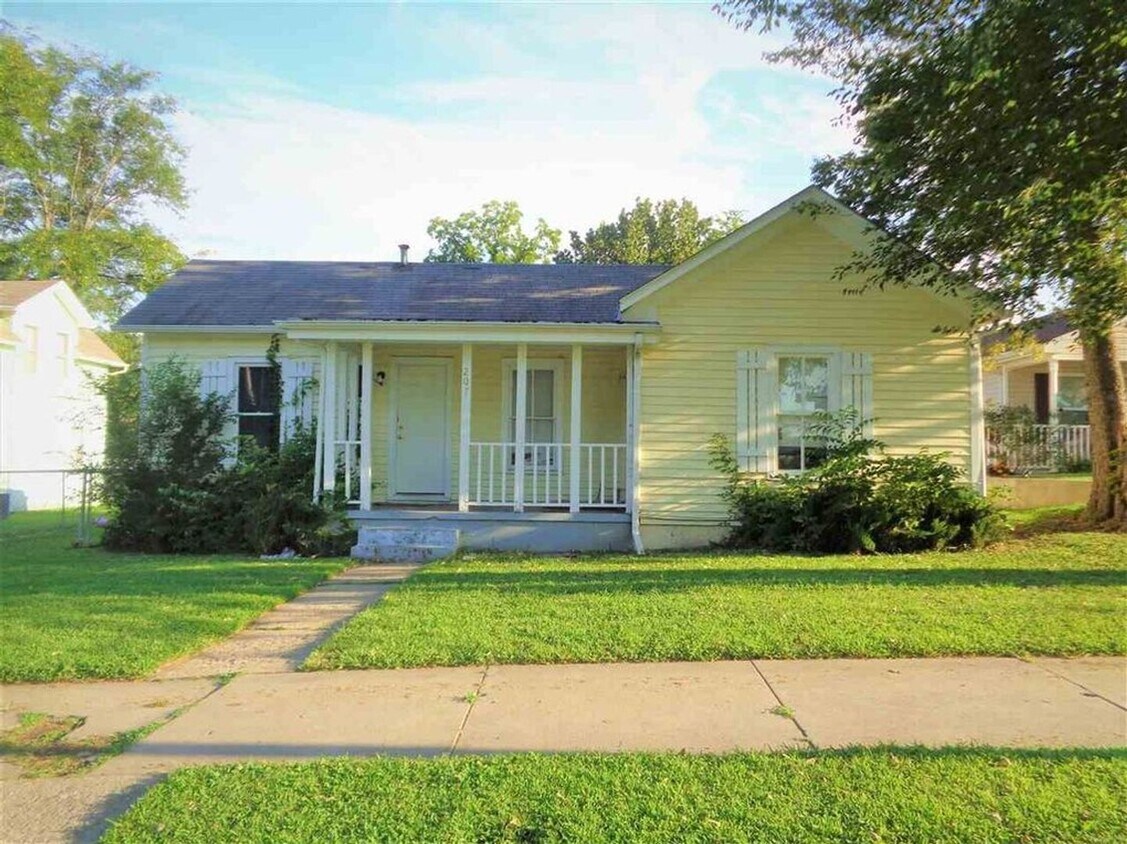 Primary Photo - Cute house in established neighborhood