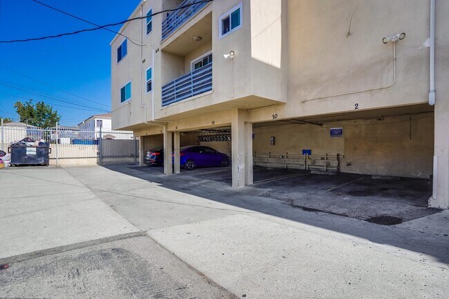 Aparcamiento - superficie y cubierto - 6113 8th Ave