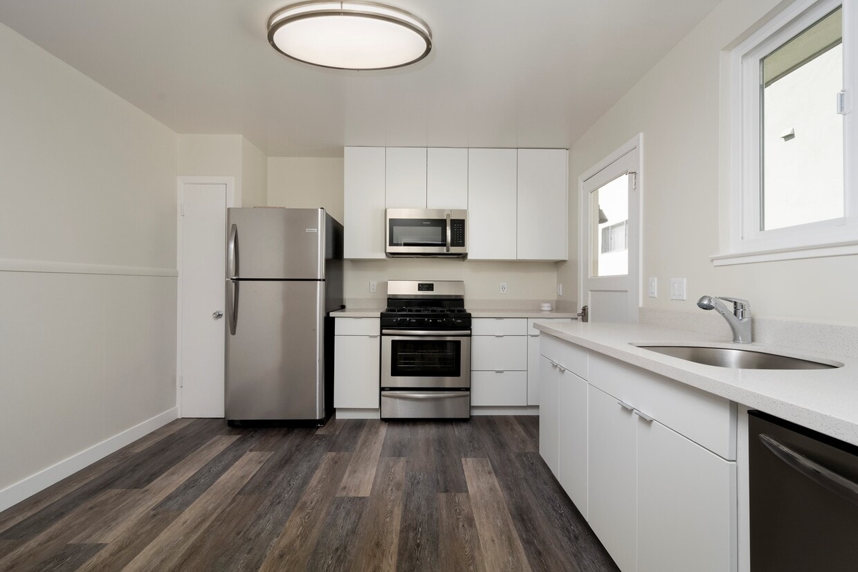 Unit 3 Eat-in Kitchen - 22 Duane St