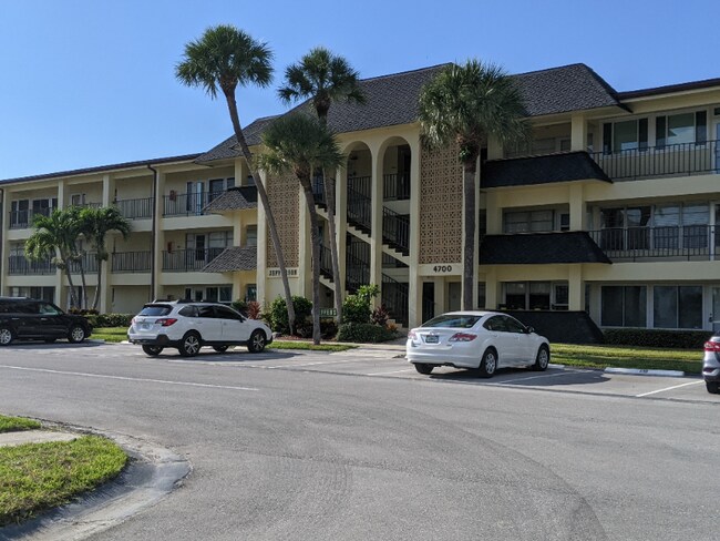 Foto del edificio - 4700 Cove Cir