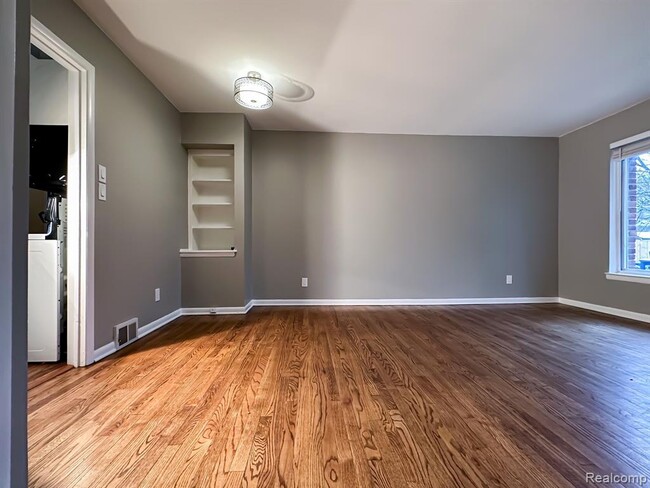 Foto del edificio - 541-514 E 14 Mile Rd