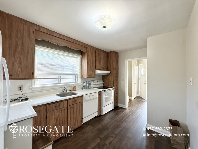 Photo du bâtiment - Spacious 3-Bedroom Main-Level Home with Parking, Balcony & Backyard in Scarborough