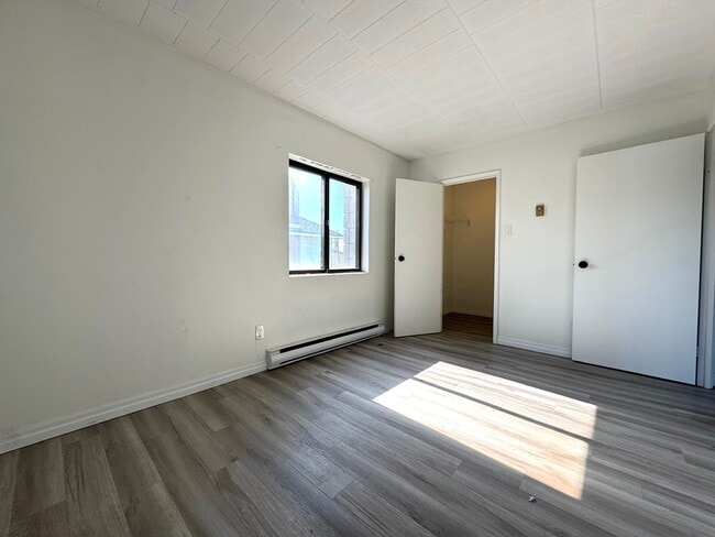 Building Photo - Freshly Renovated 1 bedroom 1 bath apartment in the heart of Point Edward
