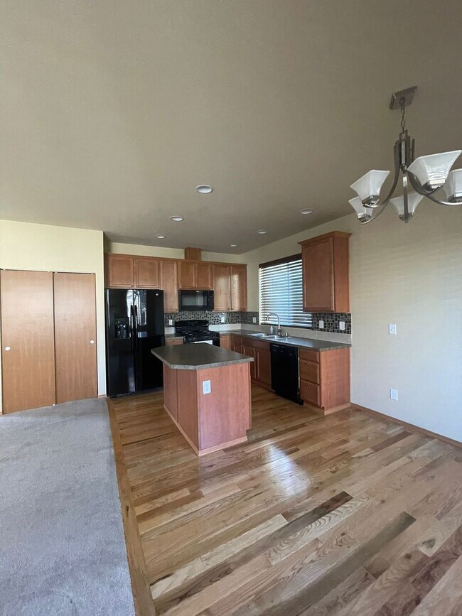 Foto del edificio - Spacious and Modern 4-Bedroom Home in Everett