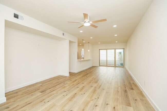 Building Photo - 2050 Augusta Dr