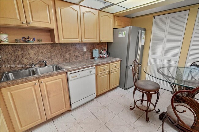 Foto del edificio - 6556 Racquet Club Dr