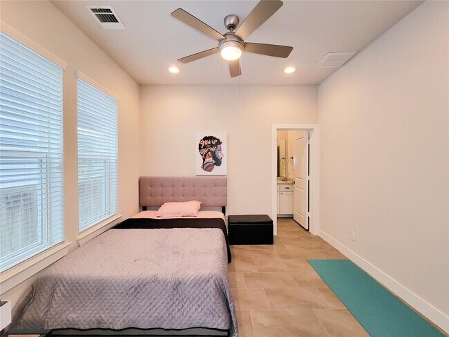 Foto del edificio - 906 W 17th St