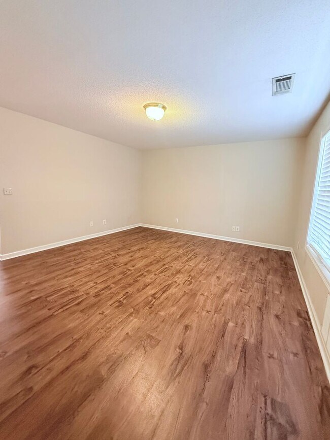 Building Photo - 2-bedroom townhome in great Gainesville location!