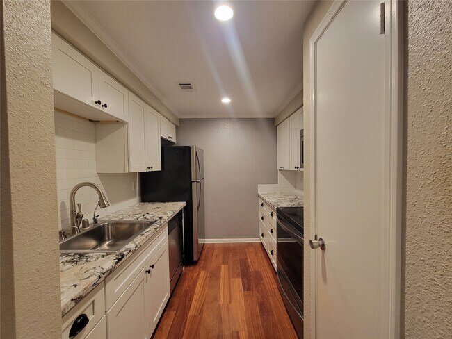Foto del edificio - 5711 Sugar Hill Dr