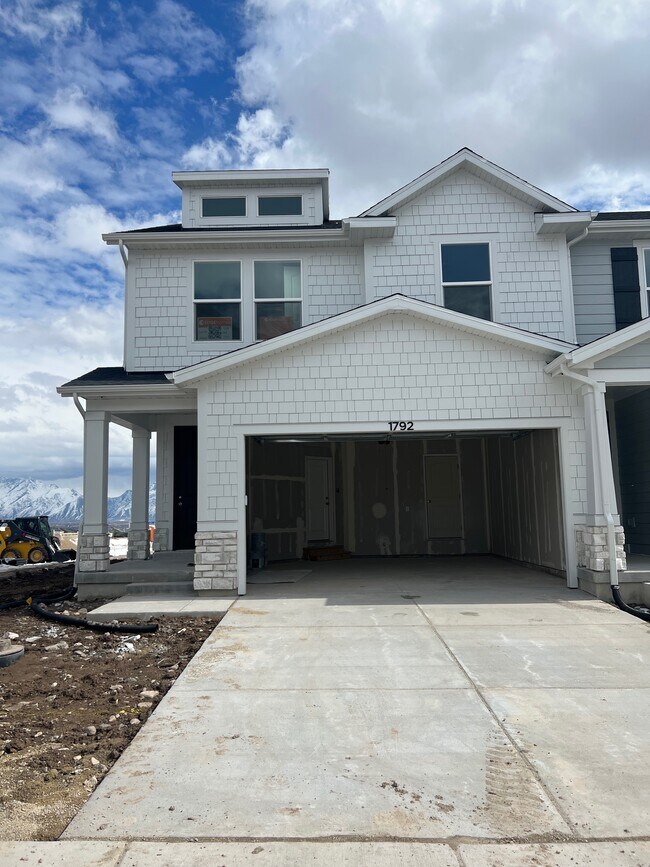 Building Photo - 1083 N Redwood Rd