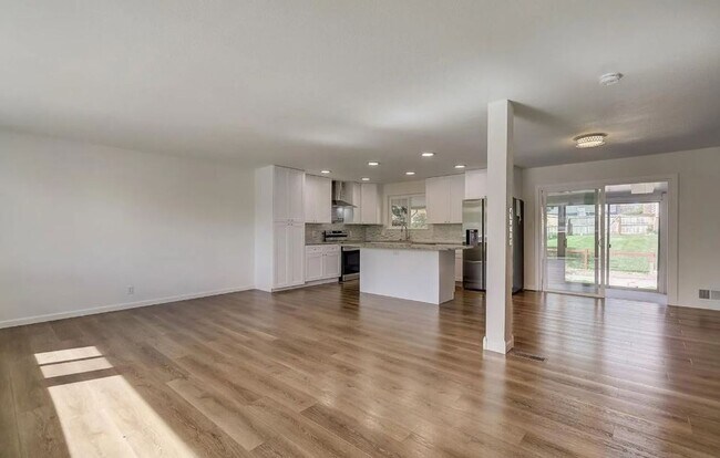 Foto del edificio - Newly Remodeled Home with Spacious Driveway!