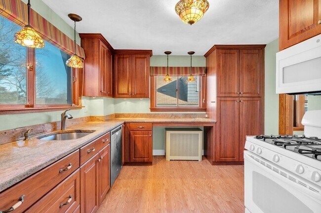 Foto del edificio - 11-13 Bridgham Avenue Unit 2