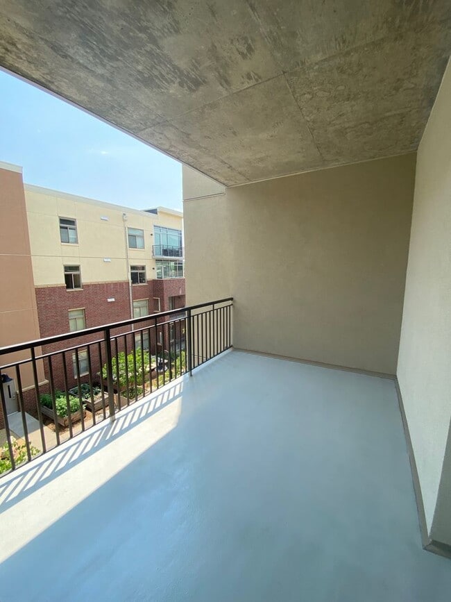 Building Photo - Updated One Bedroom Condo at The Peloton. ...