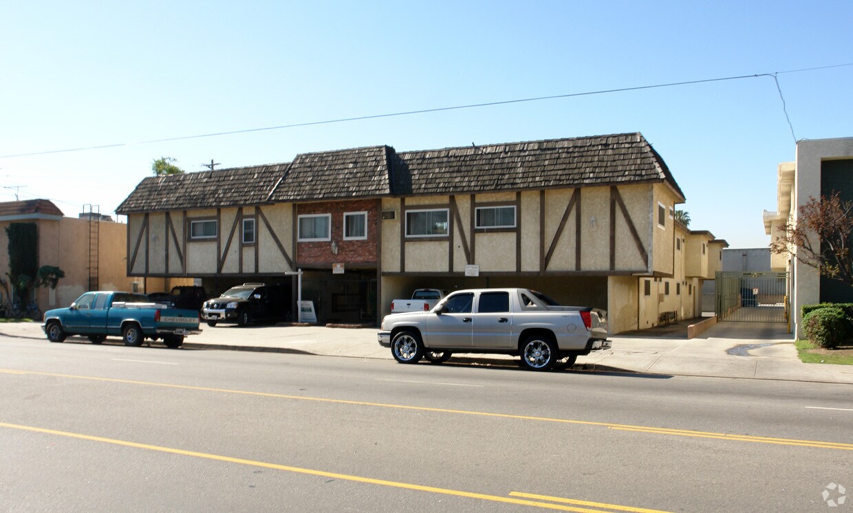 Building - 16214 Vanowen St
