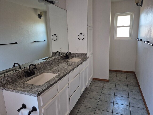 Foto del edificio - Spacious 3 bed/2 bath home in desired neig...