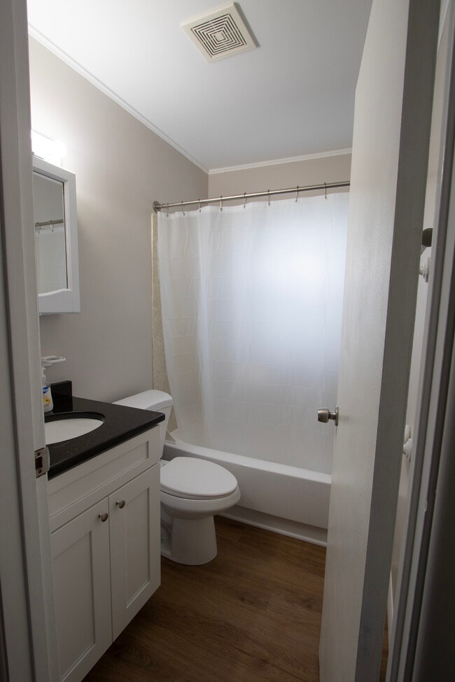 Foto del edificio - 10523 Baker Pl