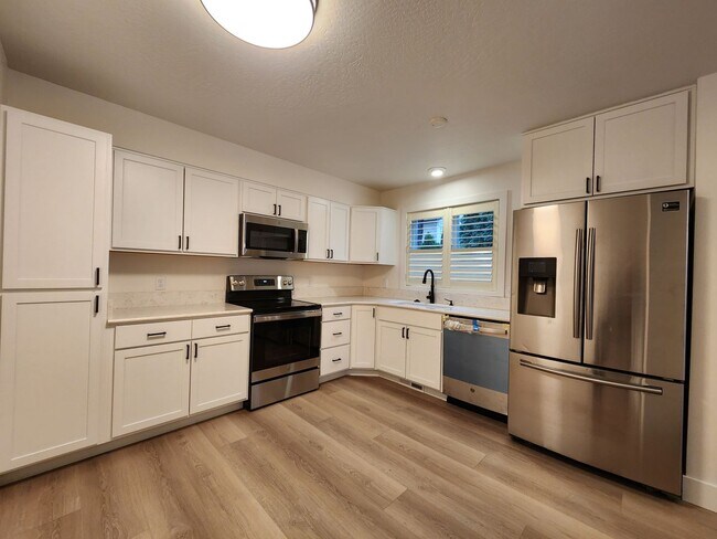 Building Photo - Beautiful Two Bedroom Townhouse Near the R...