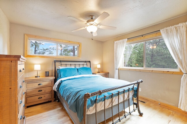 Building Photo - 14583 Sylvan Dr