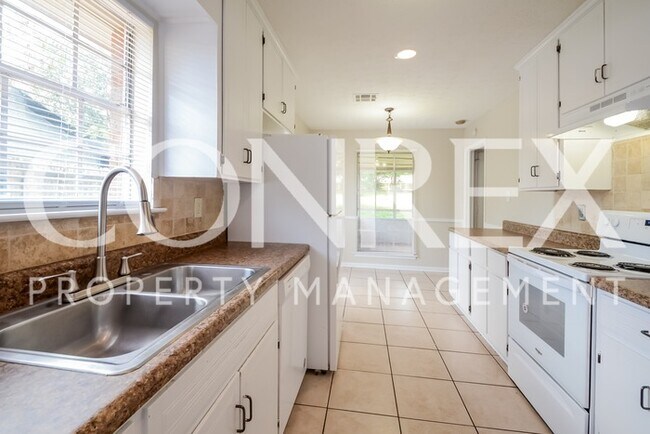 Building Photo - Spacious Four Bedroom