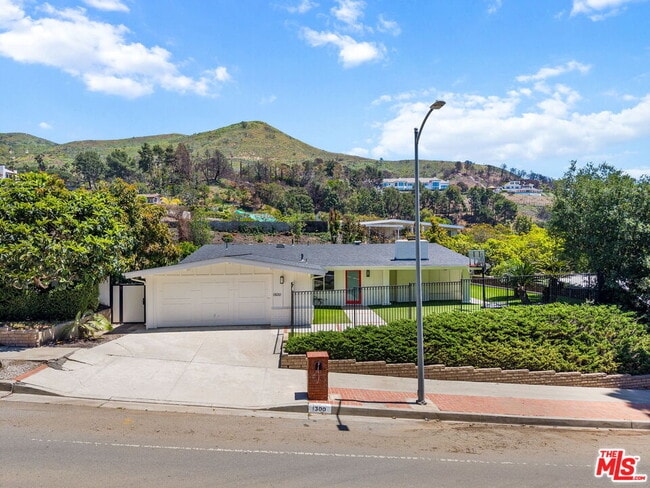 Building Photo - 1300 Bienveneda Ave