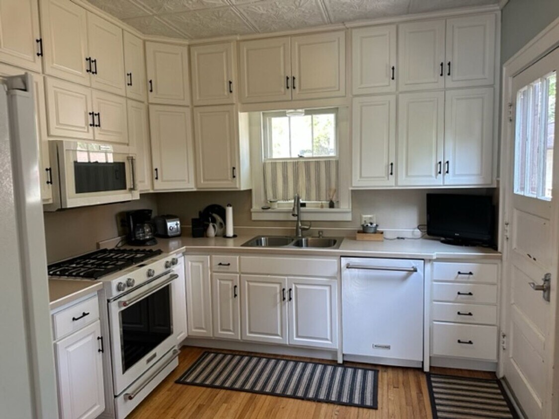 Primary Photo - 4 Bed 2 bath Home Available Nov 1st, 2023 ...